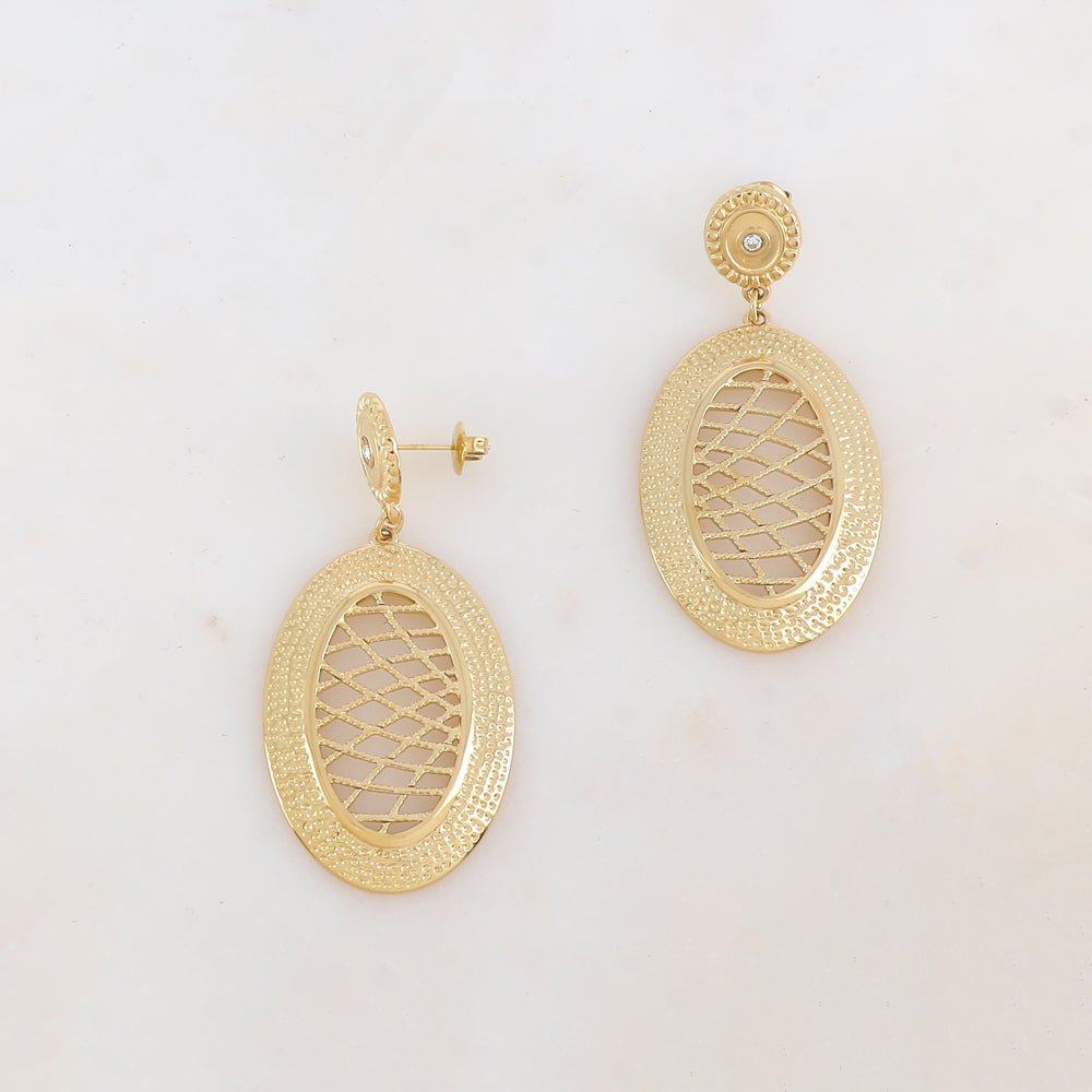 B.O à puce avec pendant ovale ajouré de façon graphique et strass 2,7 x 5,6 cm.