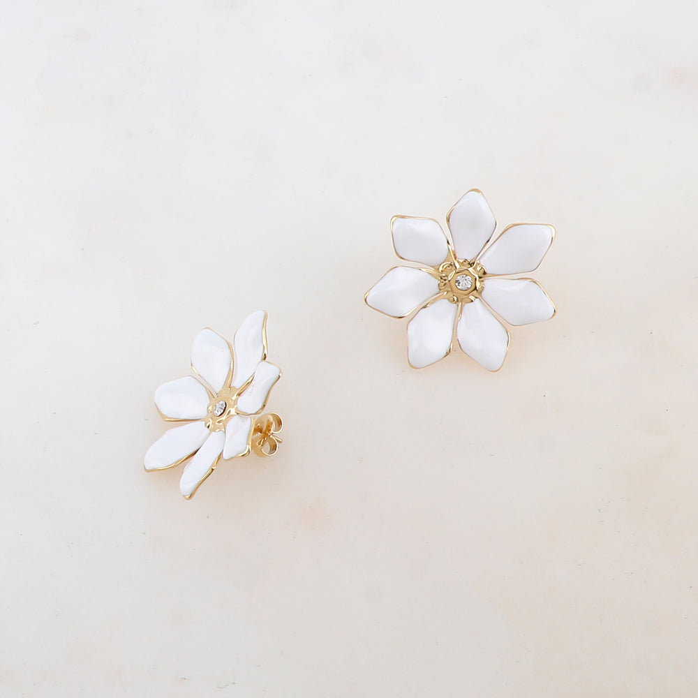B.O à puce fleur avec émail et strass 2,9 x 2,9 cm.