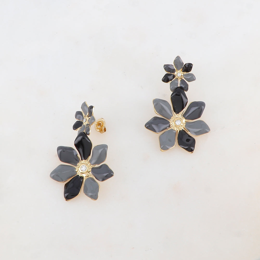 B.O à puce avec 2 fleurs émaillées et 2 strass 2,8 x 4,5 cm.