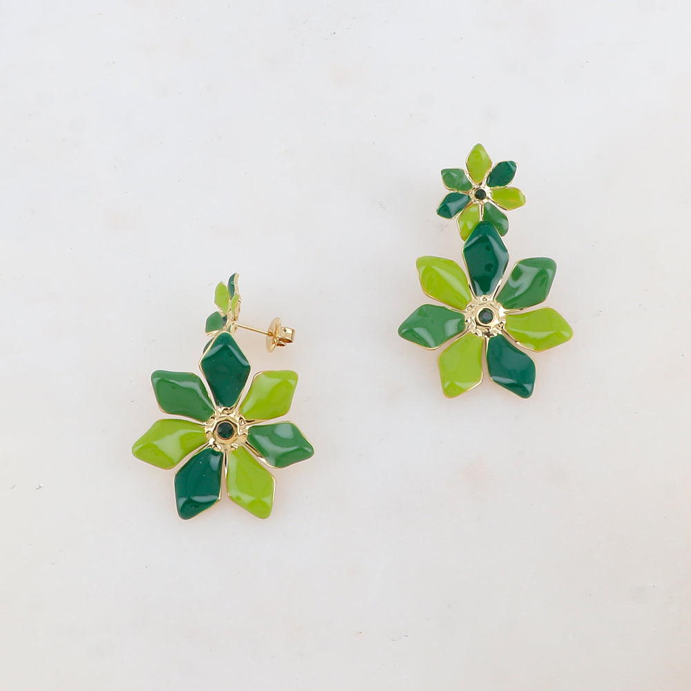 B.O à puce avec 2 fleurs émaillées et 2 strass 2,8 x 4,5 cm.