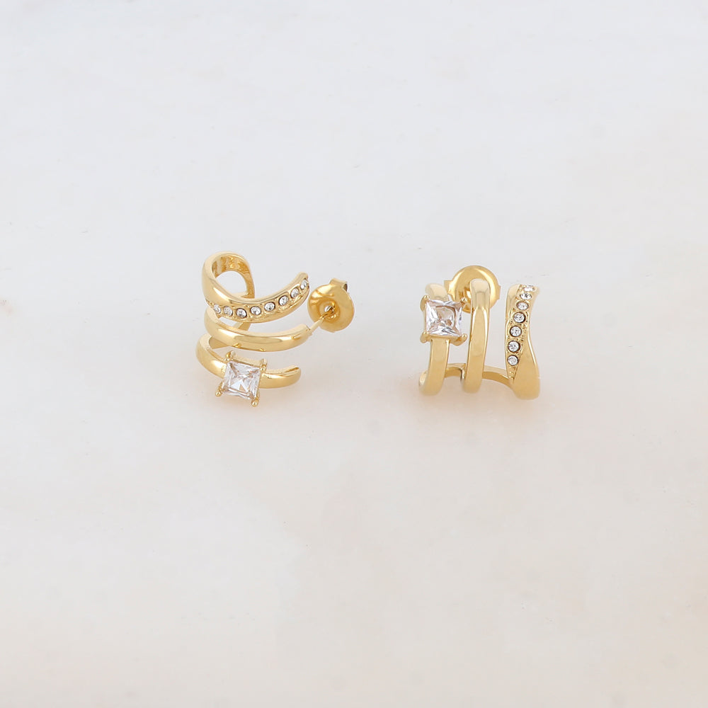 Créoles à puce 3 rangs à effet lisse, 8 petits strass ronds et 1 grand strass carré 1,4 x 1,6 cm