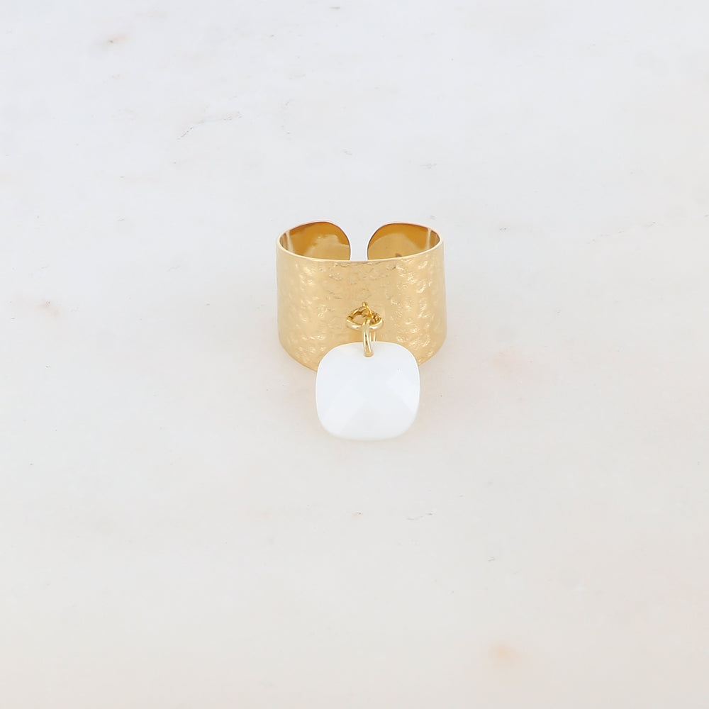 Bague martelée avec pampille carrée en pâte de verre - Blanc