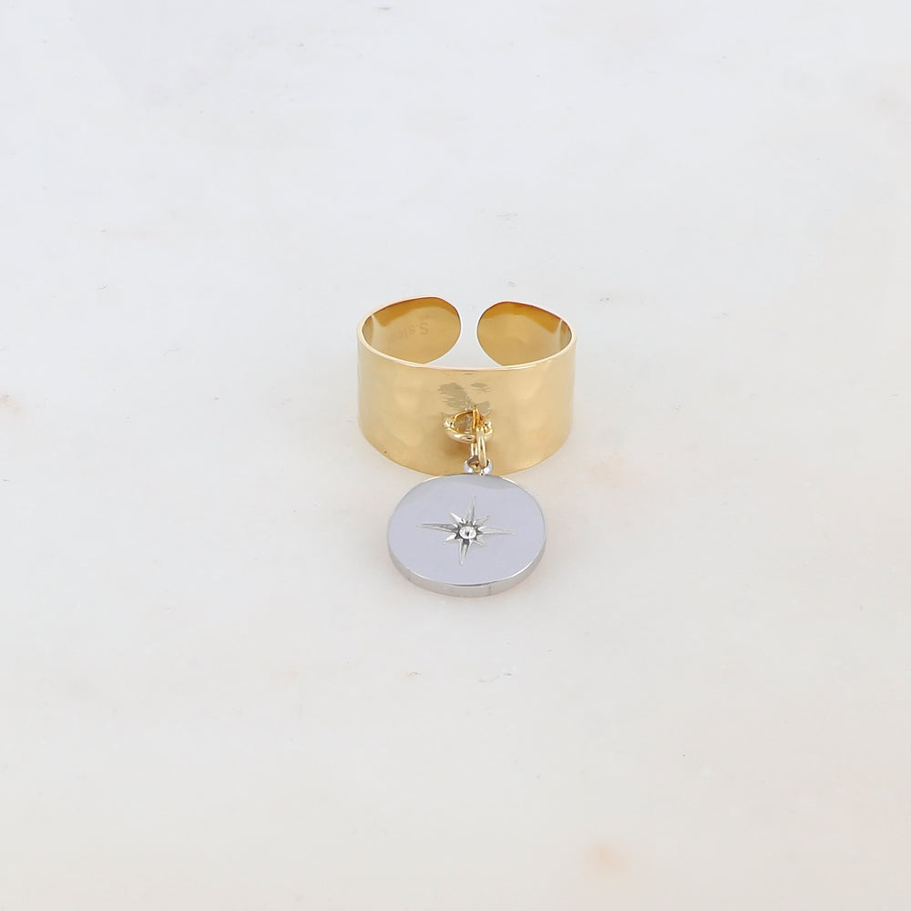 Bague dorée effet martelé ornée d'une pampille avec une étoile et un strass