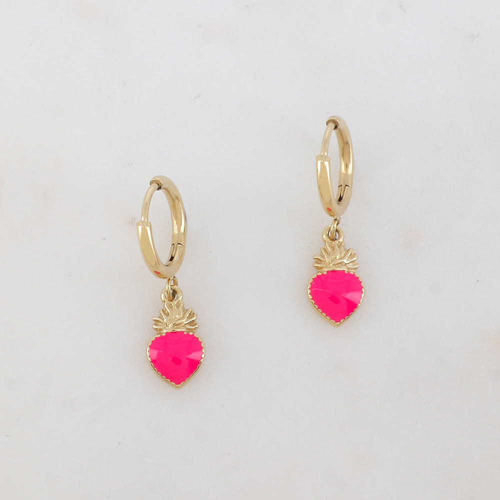 Créoles dorées avec un pendant cœur émaillé 1,4 x 2,9 cm.