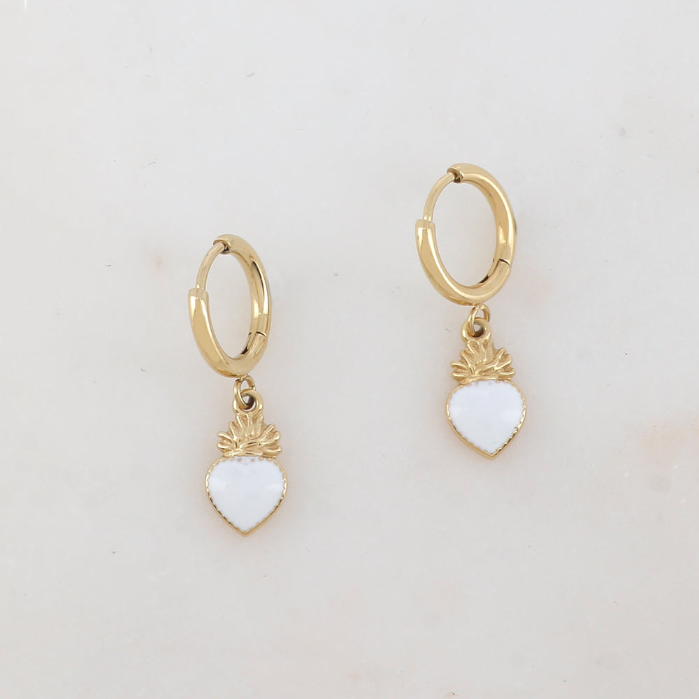 Créoles dorées avec un pendant cœur émaillé 1,4 x 2,9 cm.