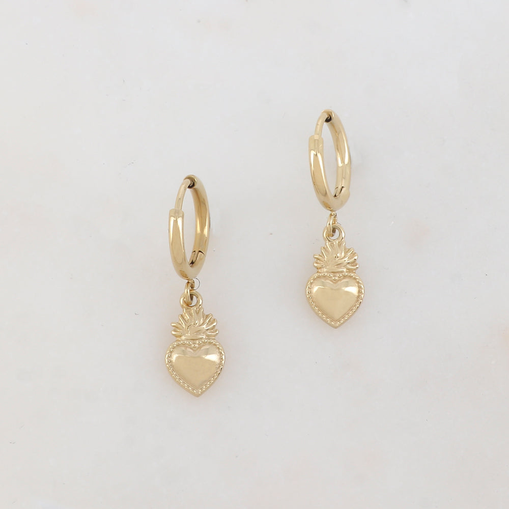 Créoles dorées avec un pendant cœur émaillé 1,4 x 2,9 cm.