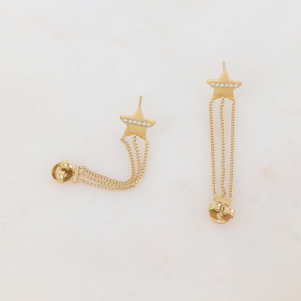 B.O à puce avec 3 chaînes et étoile embellie de 6 strass Dimensions B.O fermées : 1 x 2,3 cm. Longueur de la chaîne : 3 cm.