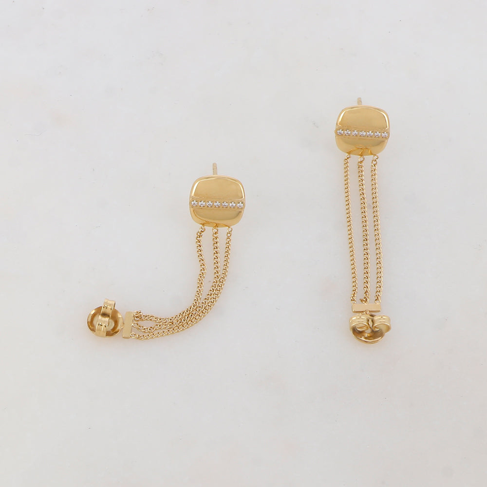 B.O à puce avec 3 chaînes et pièce carrée arrondie embellie de 7 strass B.O fermées : 1 x 2,4 cm. Longueur de la chaîne : 3 cm.