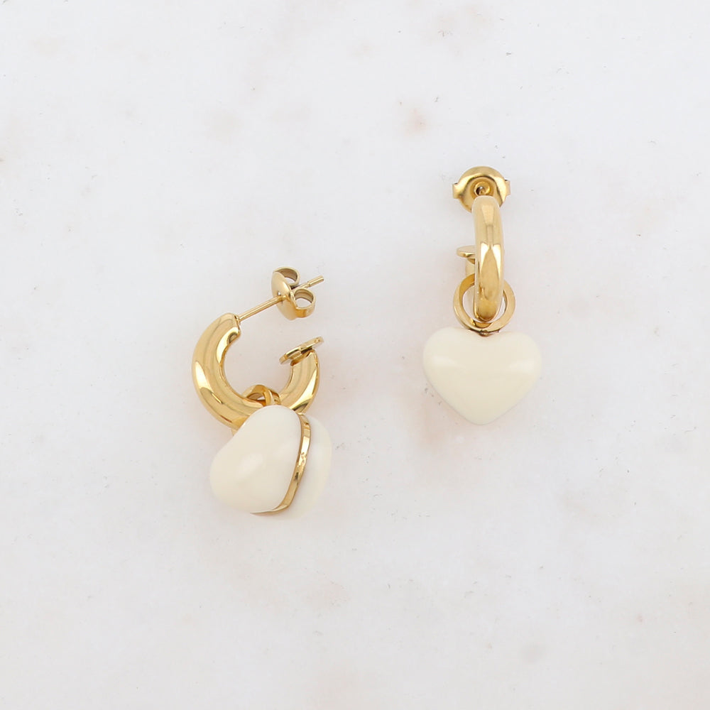 Créoles à puce avec pendant cœur en résine 1,6 x 2,2 cm.