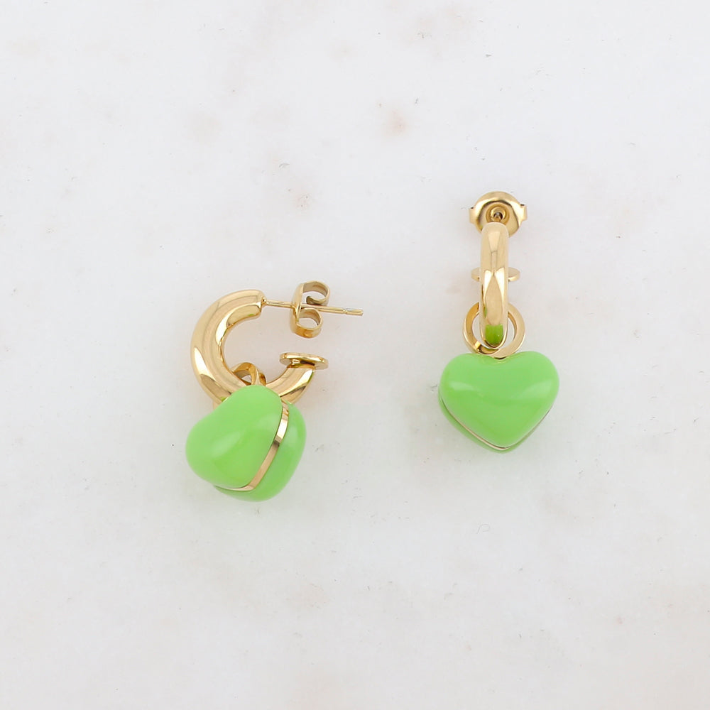 Créoles à puce avec pendant cœur en résine 1,6 x 2,2 cm.