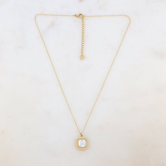 Collier avec pendentif carré serti d'une nacre blanche (40+5CM)