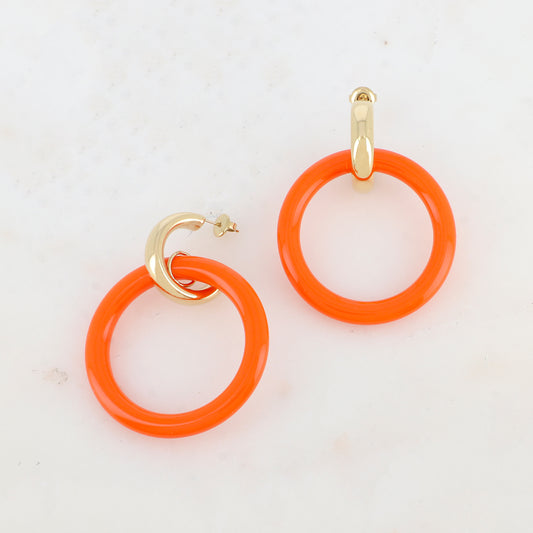 Créoles à puce avec un pendant anneau en acétate 4,4 x 5,5 cm.