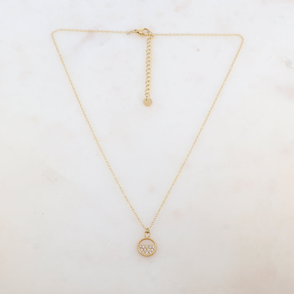 Collier doré composé d'un pendentif noir et de strass blancs 40+5 cm