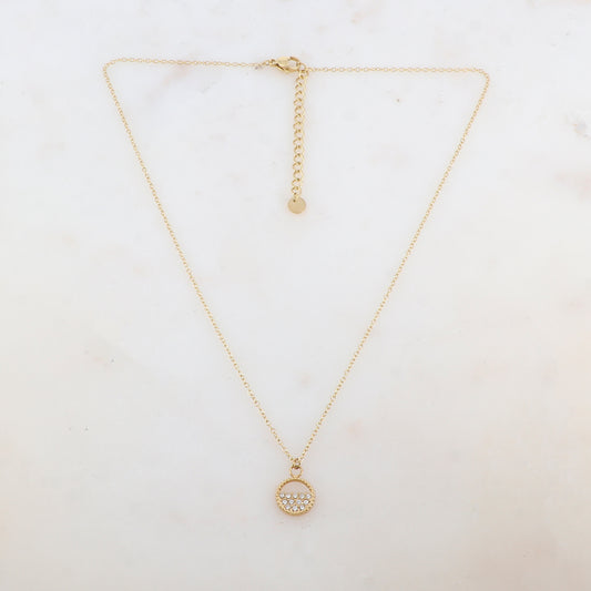 Collier doré composé d'un pendentif noir et de strass blancs 40+5 cm