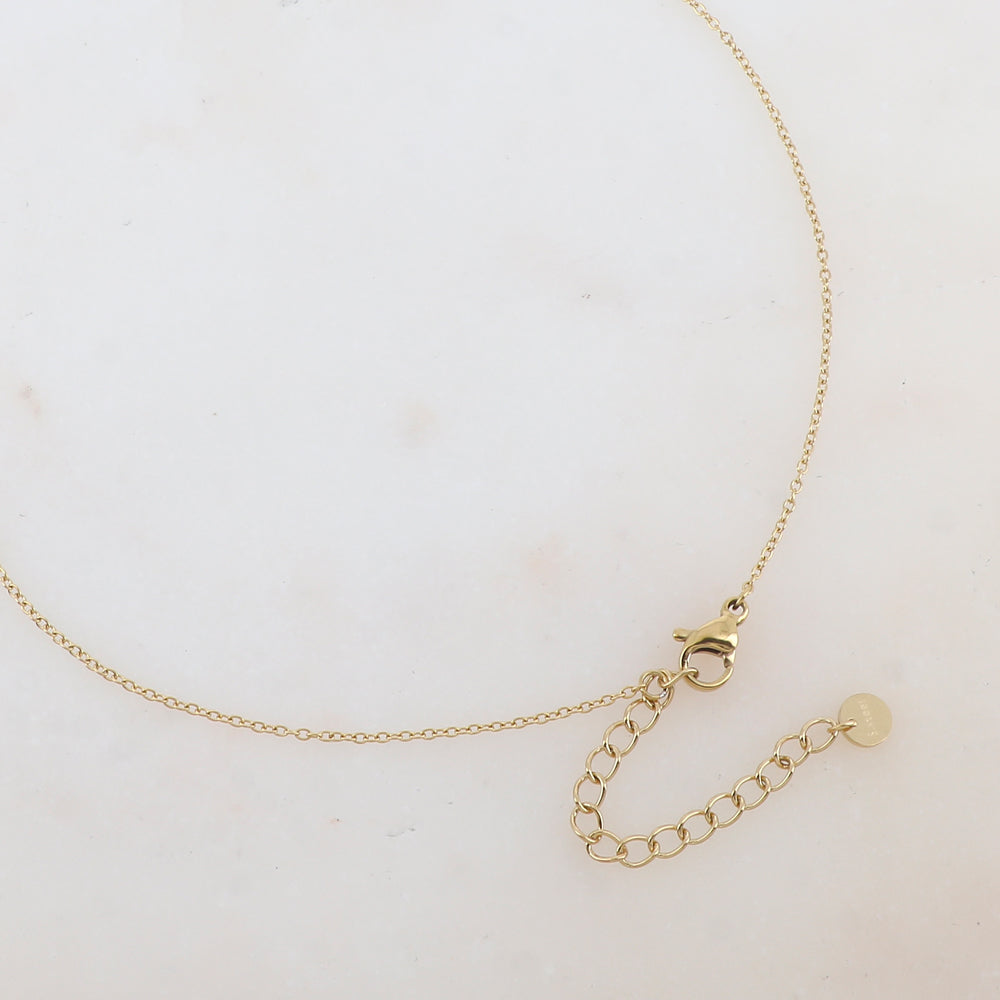 Collier avec pendentif ovale émaillé, chaîne, perles, petite pampille ronde et petites rondelles en acier (40+5CM)