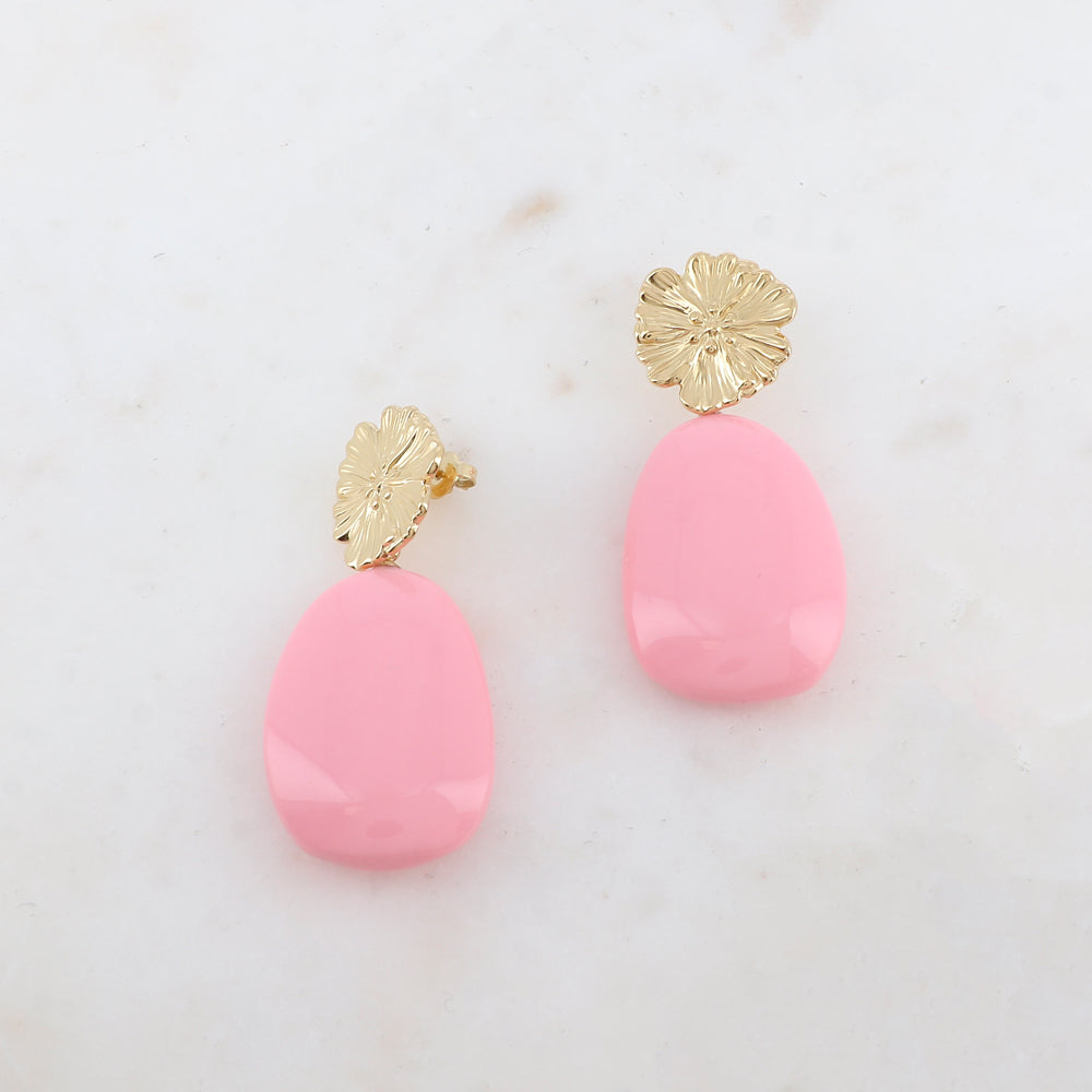 B.O à puce avec pièce à motif fleur et pendant en résine 2,7 x 5,5 cm.
