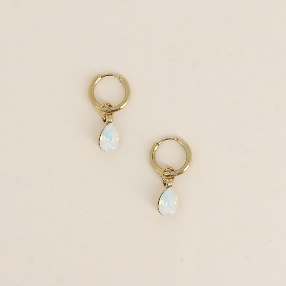 Créoles ornées de cristaux de Swarovski® en forme de gouttes - Dimensions de la créole : 13 x 13 x 2 mm - Dimensions de la boucle : 7 x 27 mm - Dimensions du cristal : 7 x 10 mm - White opal