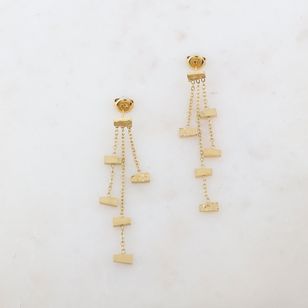 B.O à puce avec 3 chaînes tombantes, pampilles géométriques lisses et martelées 4,9 cm.