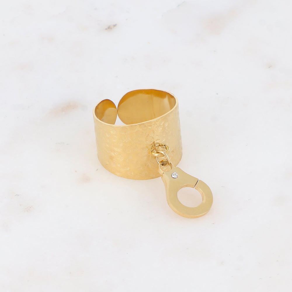 Bague avec pampille menotte et strass