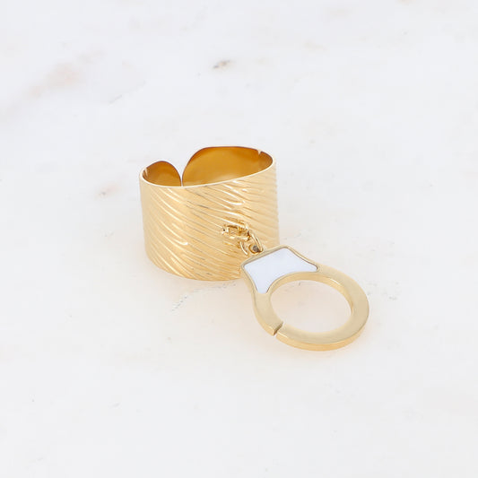 Bague avec pampille en forme de menotte ornée de nacre