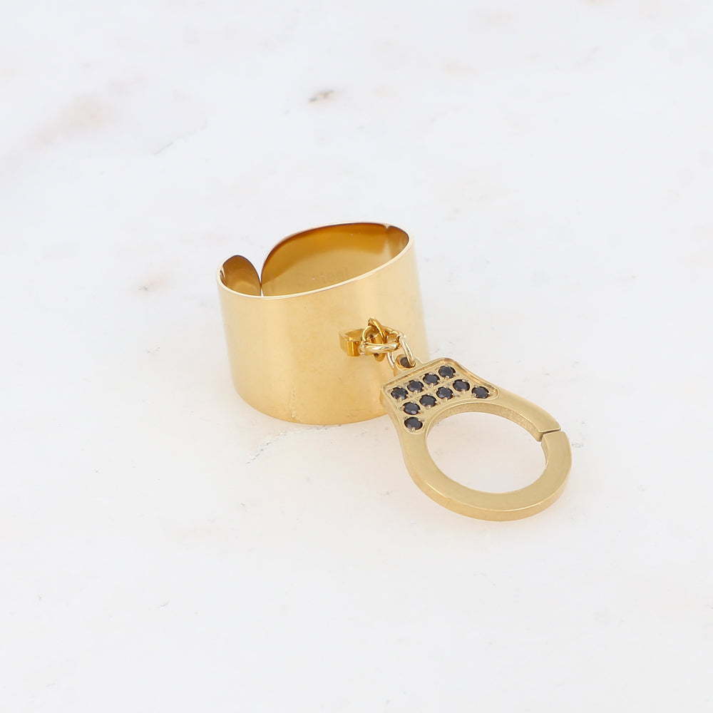 Bague lisse avec pampille en forme de menotte ornée de strass - Noir