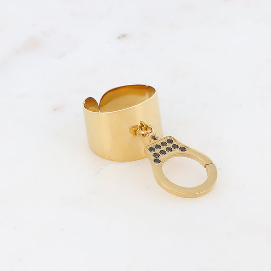 Bague lisse avec pampille en forme de menotte ornée de strass - Noir