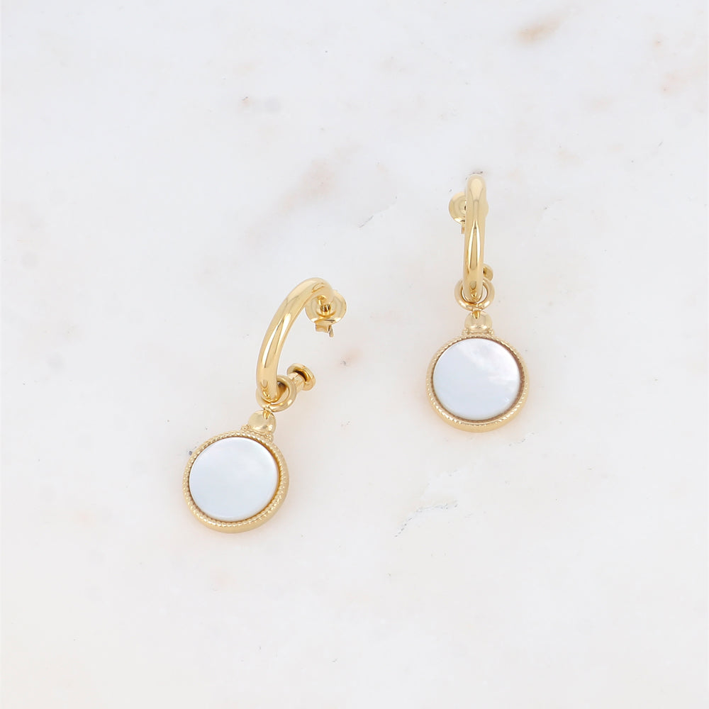 Créoles avec pendant rond serti d'une nacre 1,5x 4 cm.