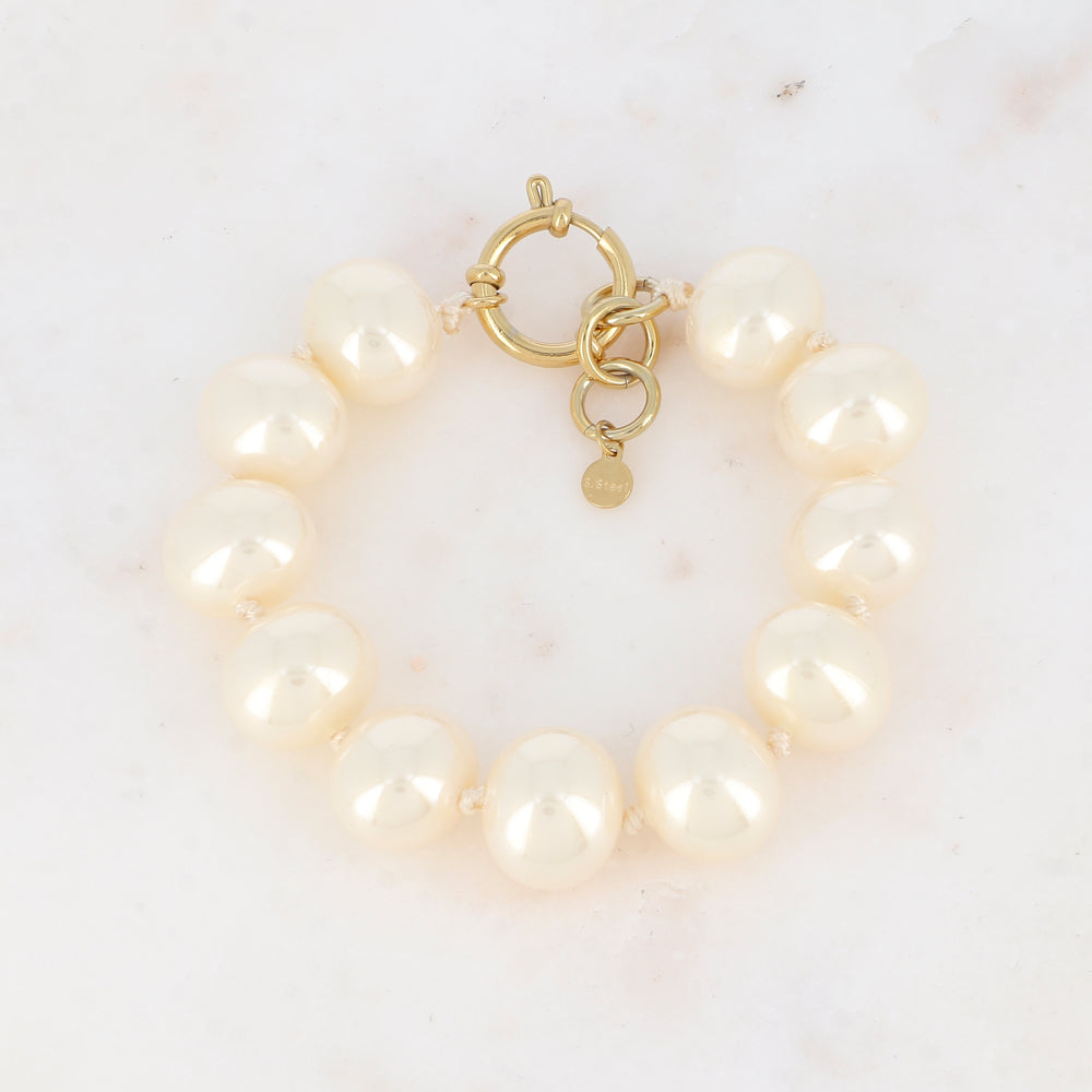 Bracelet avec perles en résine et fils