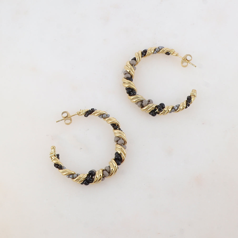 Créoles à puce torsadées avec perles en pâtes de verre et perles de rocaille 3,6 x 3,8 cm.