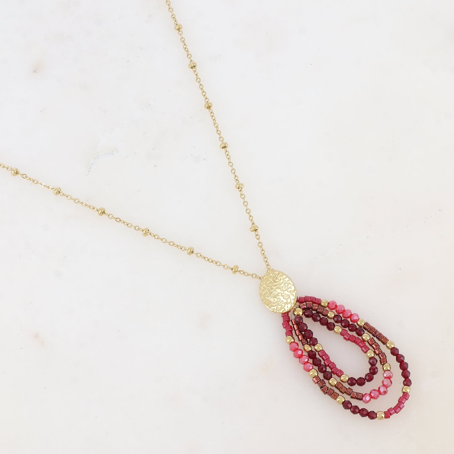 Collier avec pièce martelée ovale, perles de rocaille et pâtes de verre (55+5CM)