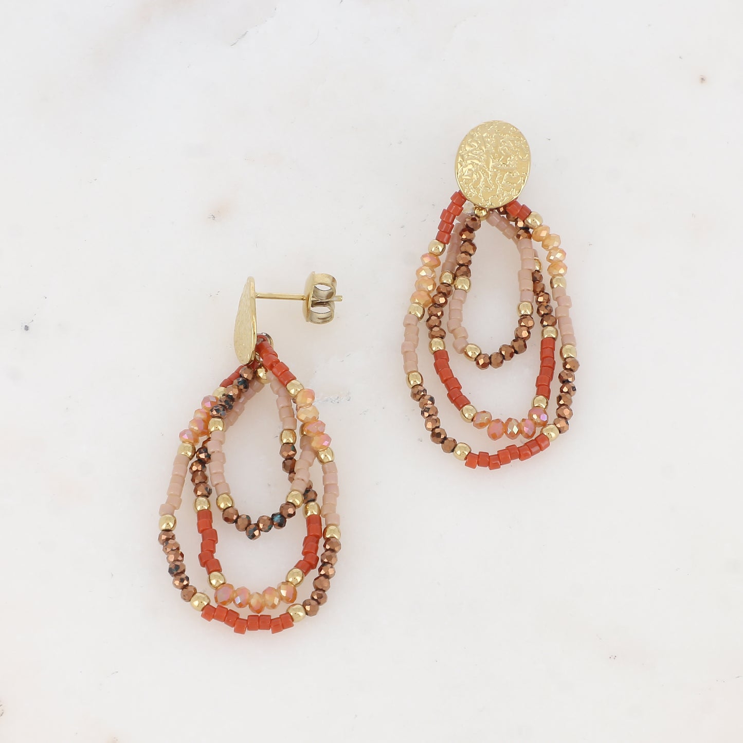 B.O à puce avec pièce martelée ovale, perles de rocaille et pâtes de verre 1,5 x 4,6 CM