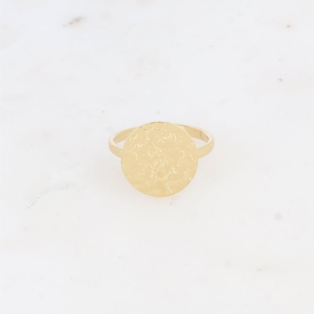 Bague avec pièce ronde martelée