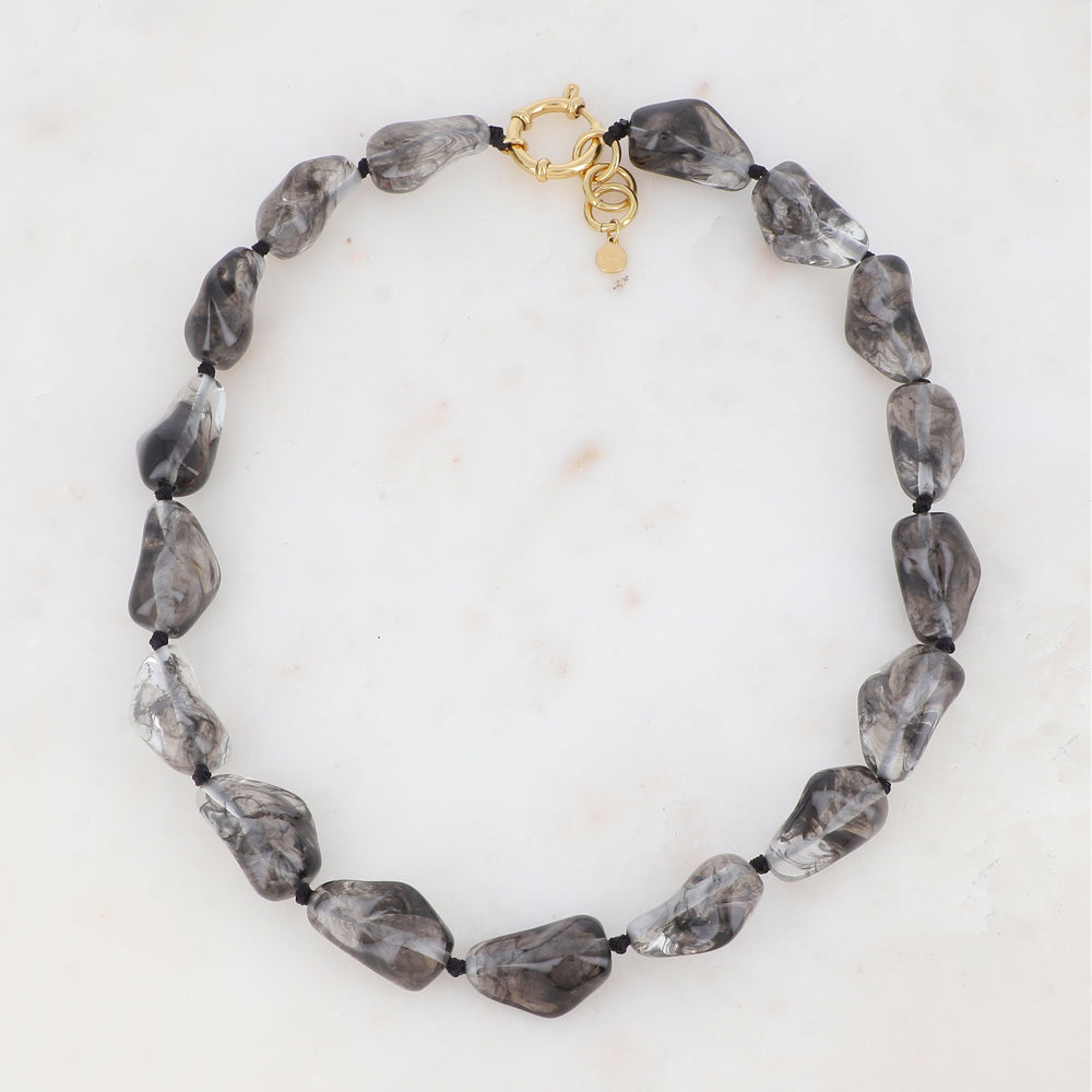 Collier avec perles en résine translucide (42.5CM)