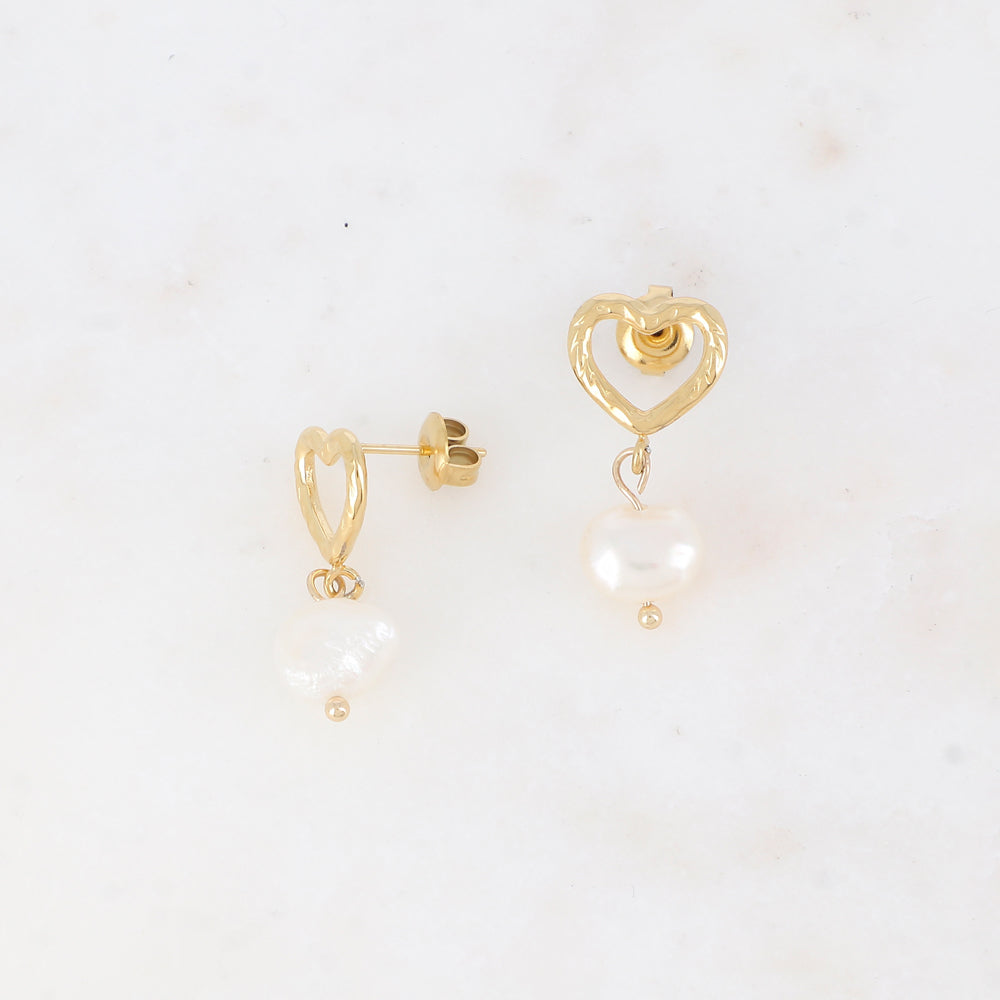 B.O à puce avec cœur et perle d'eau douce 1,2 x 2,6 cm.