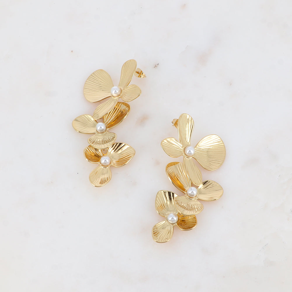 Boucles pendantes - 3 fleurs texturées et perles de résine blanche 34x73 mm