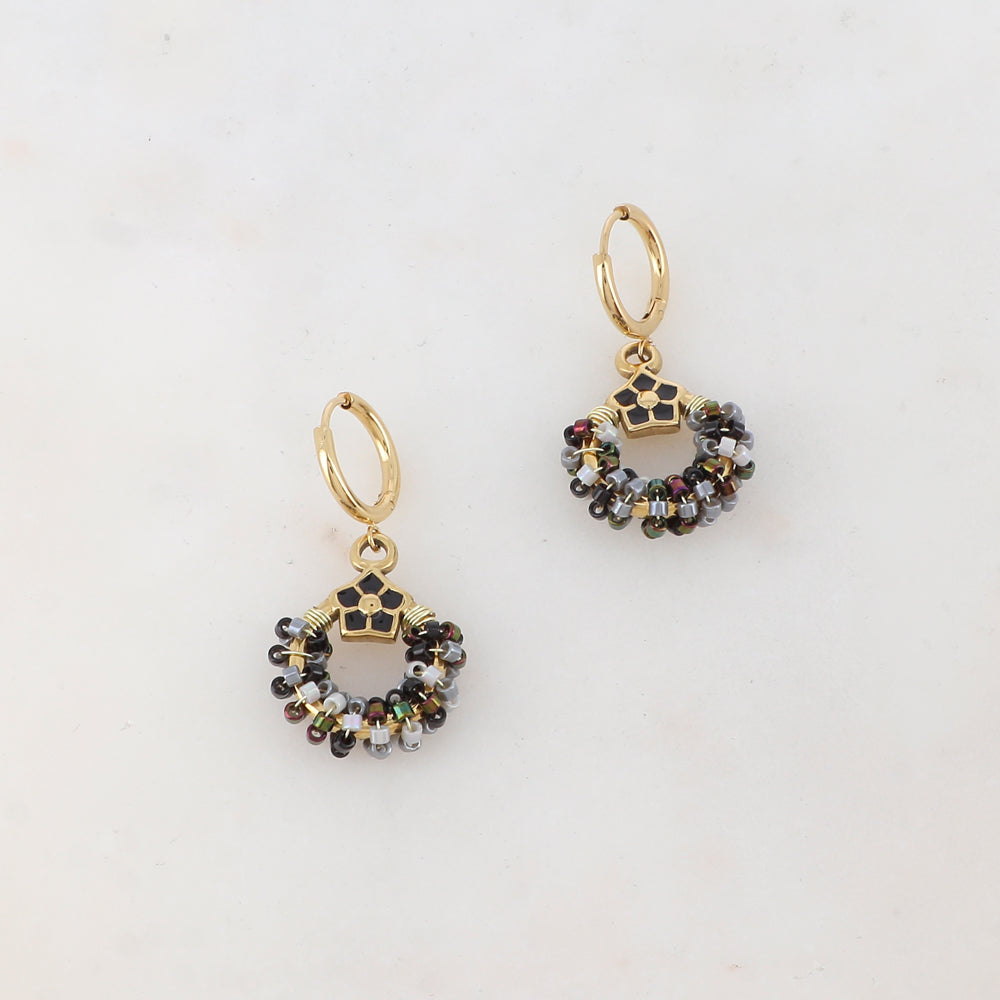 Créoles avec anneau, perles, étoile et émail 1,6 x 3,2 cm.