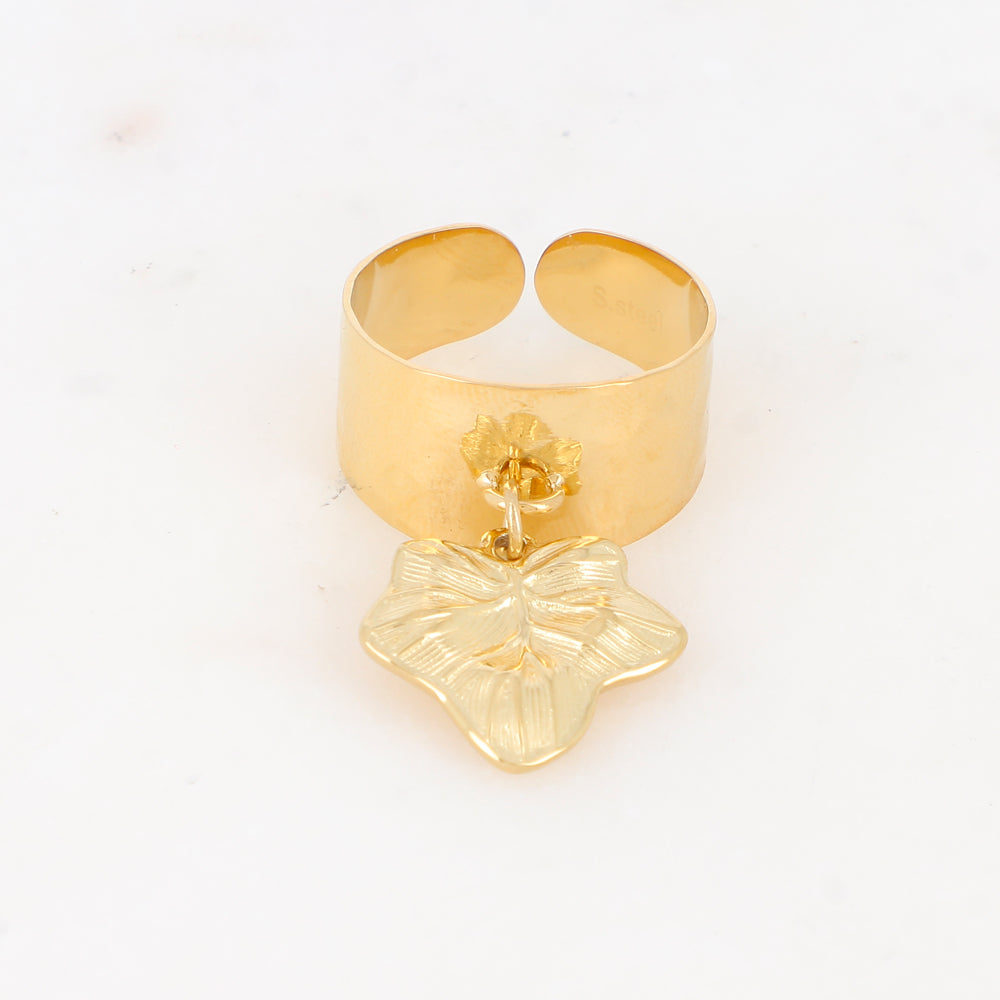 Bague martelée avec feuille