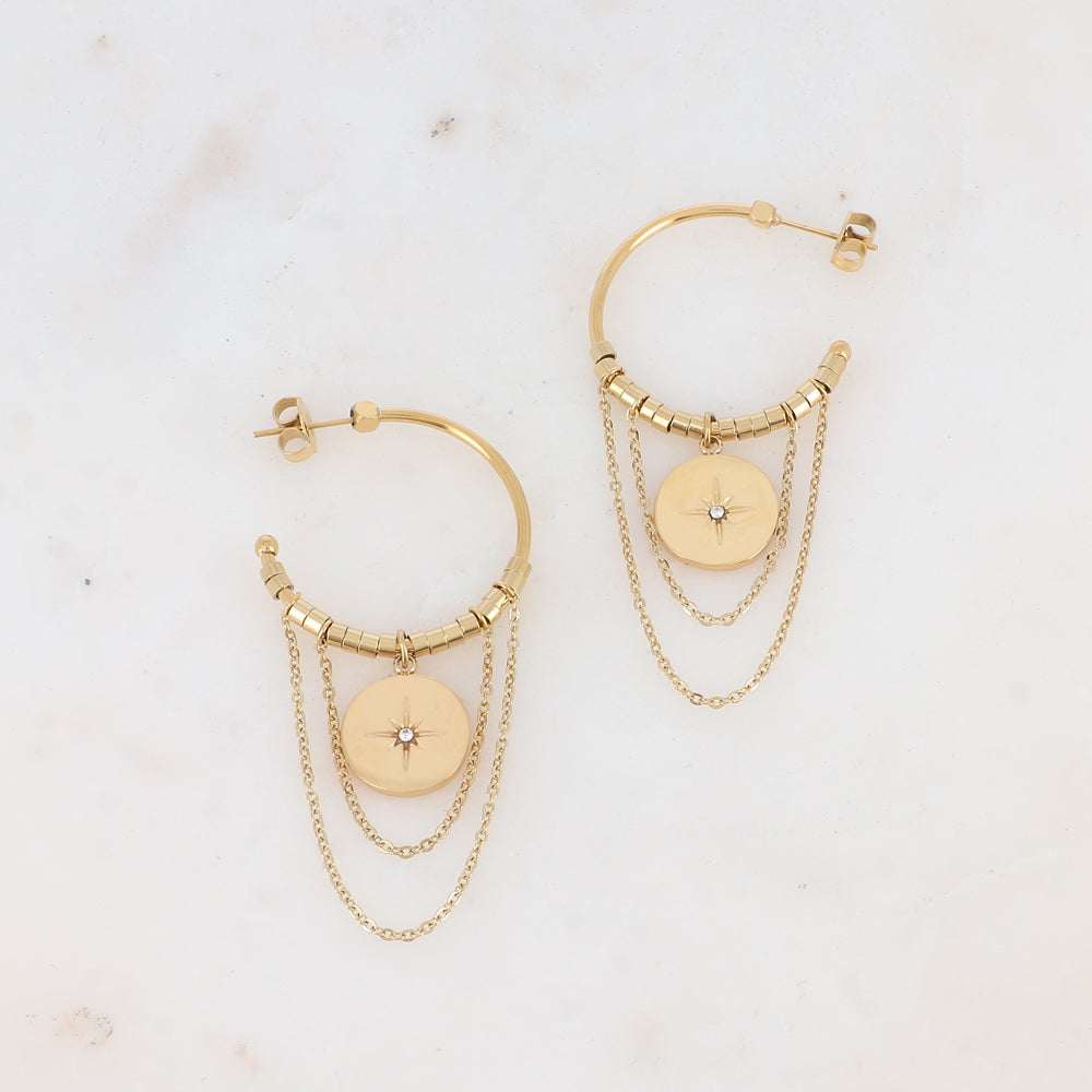 Créoles à puce avec chaînes tombantes, petites rondelles et pampille étoile 2,8 x 6 cm.