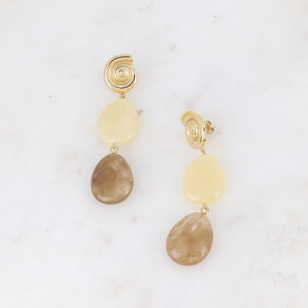 Boucles pendantes - coquillage escargot avec 2 perles gouttes acétates beiges 20x28 mm