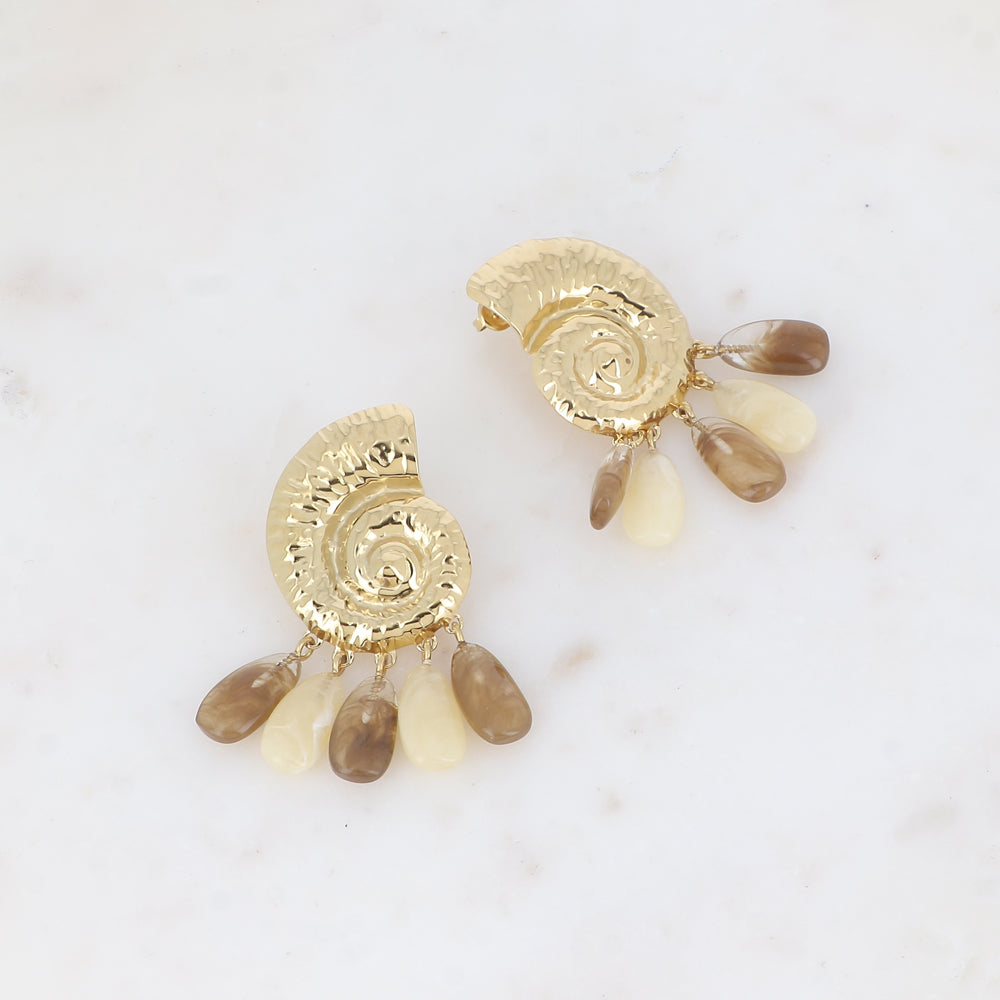 Boucles pendantes - coquillage escargot avec 5 perles gouttes acétates beiges 38x60 mm