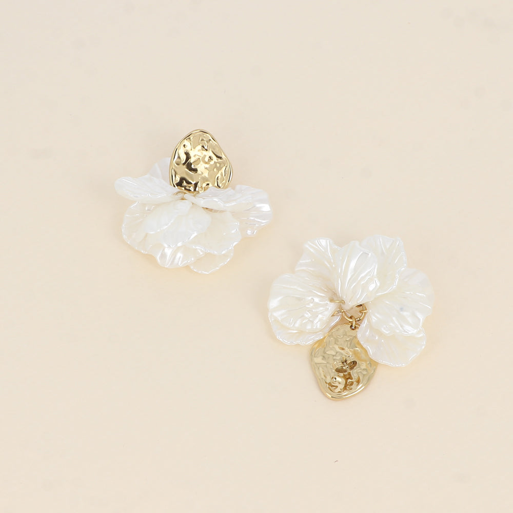 Boucles pendantes - pièces style pétales en résine blanche nacrée 40x50 mm