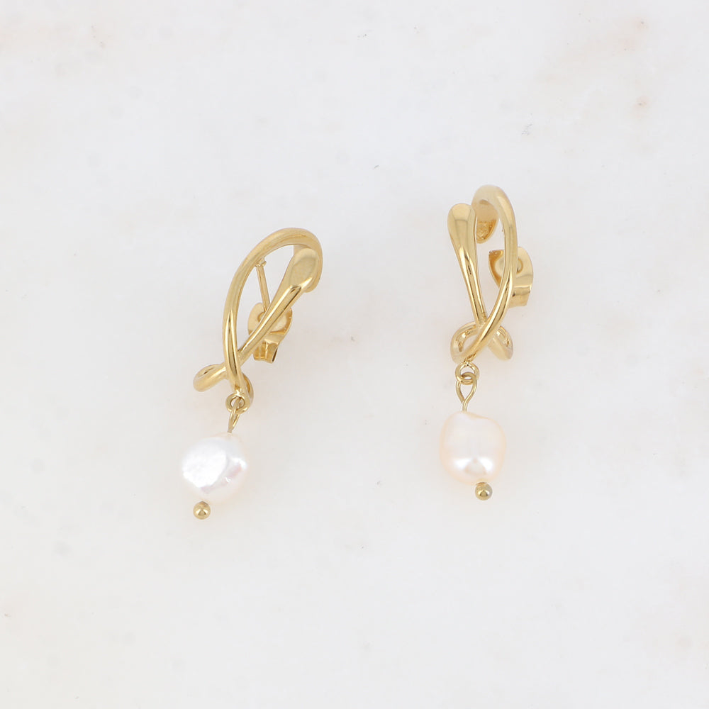 Créoles à puce 2 rangs croisés pendantes avec perle d'eau douce 1,3 x 3,9 cm.
