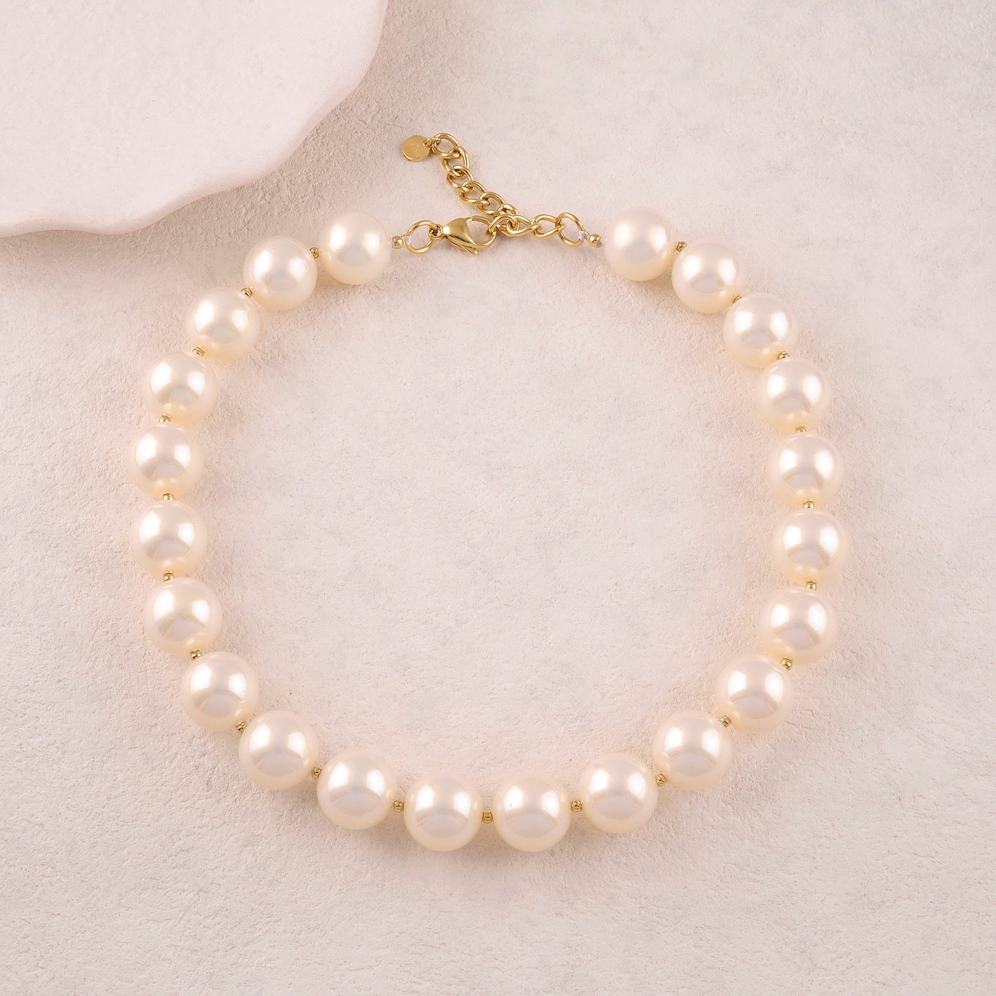 Collier avec perles en résine effet nacré - Dimension perle : 1,6 cm