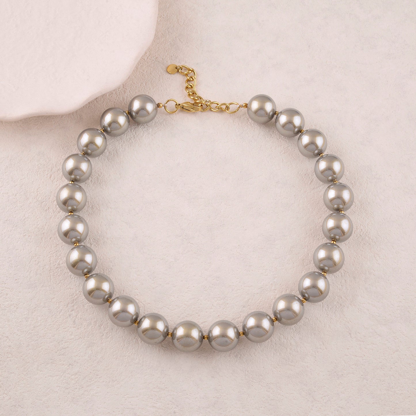 Collier avec perles en résine effet nacré - Dimension perle : 1,6 cm