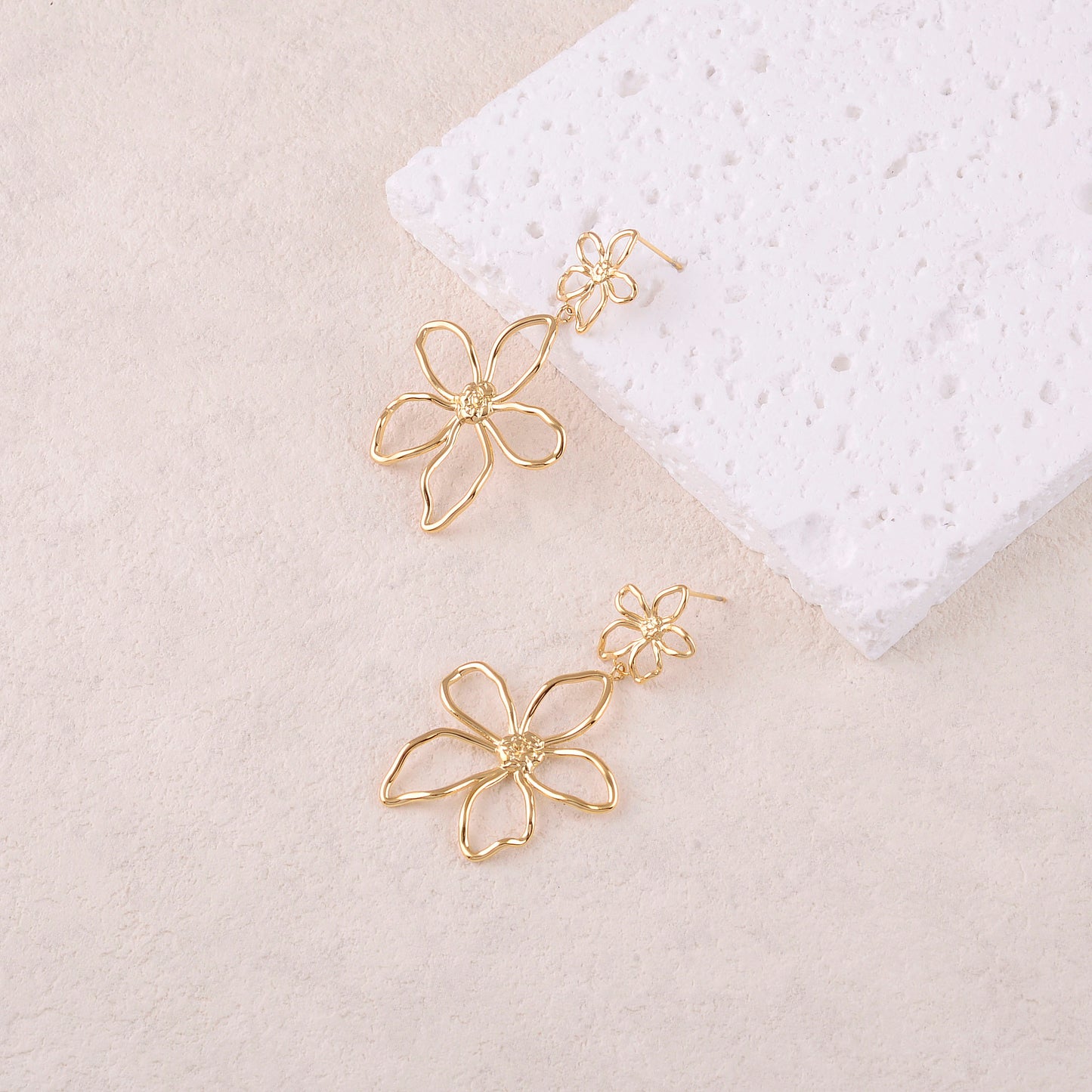 B.O à puce avec deux fleurs ajourées 2.9 X 5 cm.