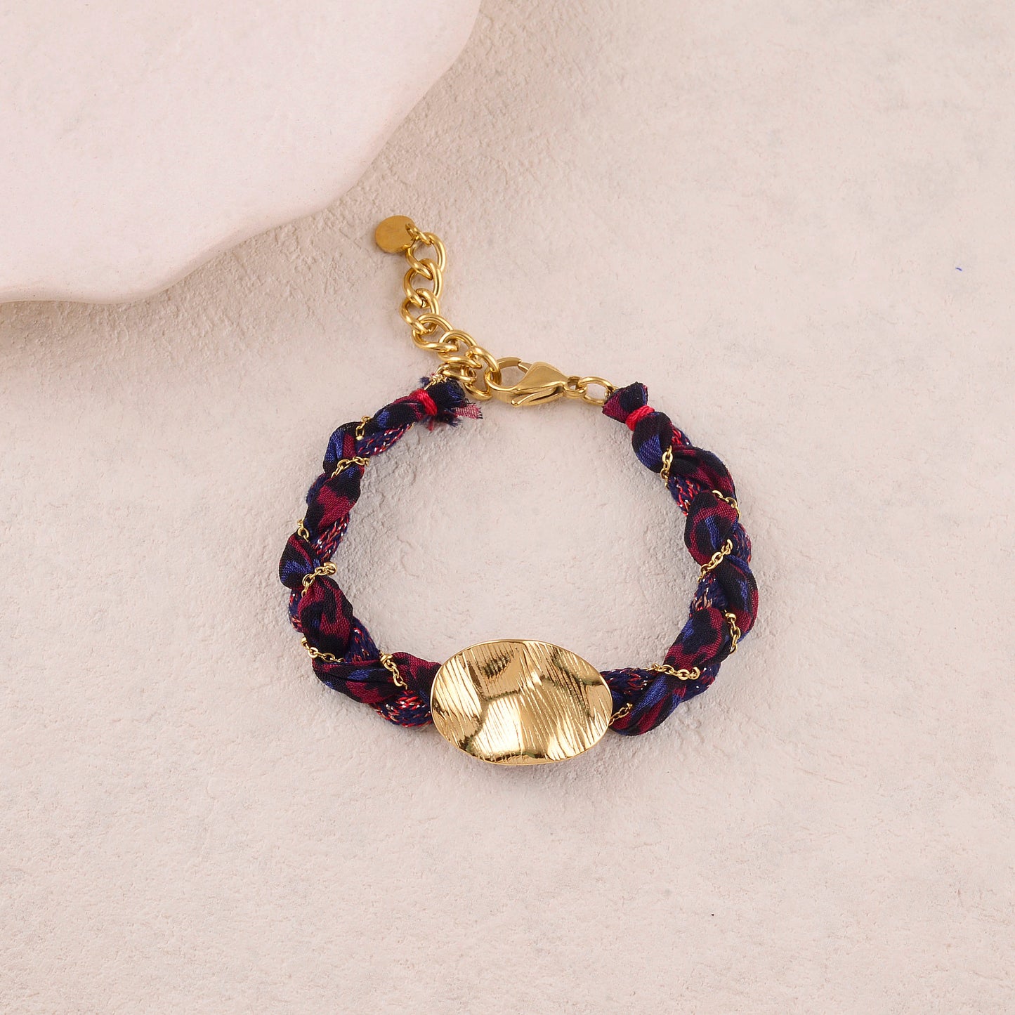 Bracelet en tissu avec chaîne et pièces ovale ondulée texturée