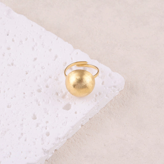 Bague avec petite demi-boule effet brossé