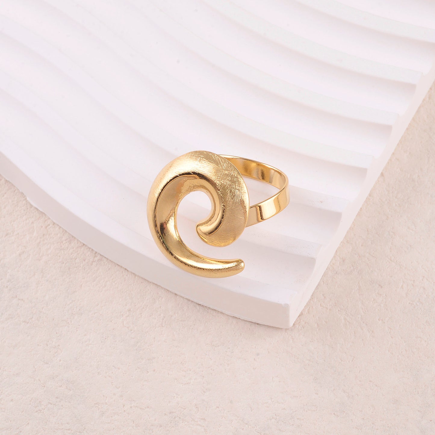 Bague avec pièce forme spirale, effet brossé