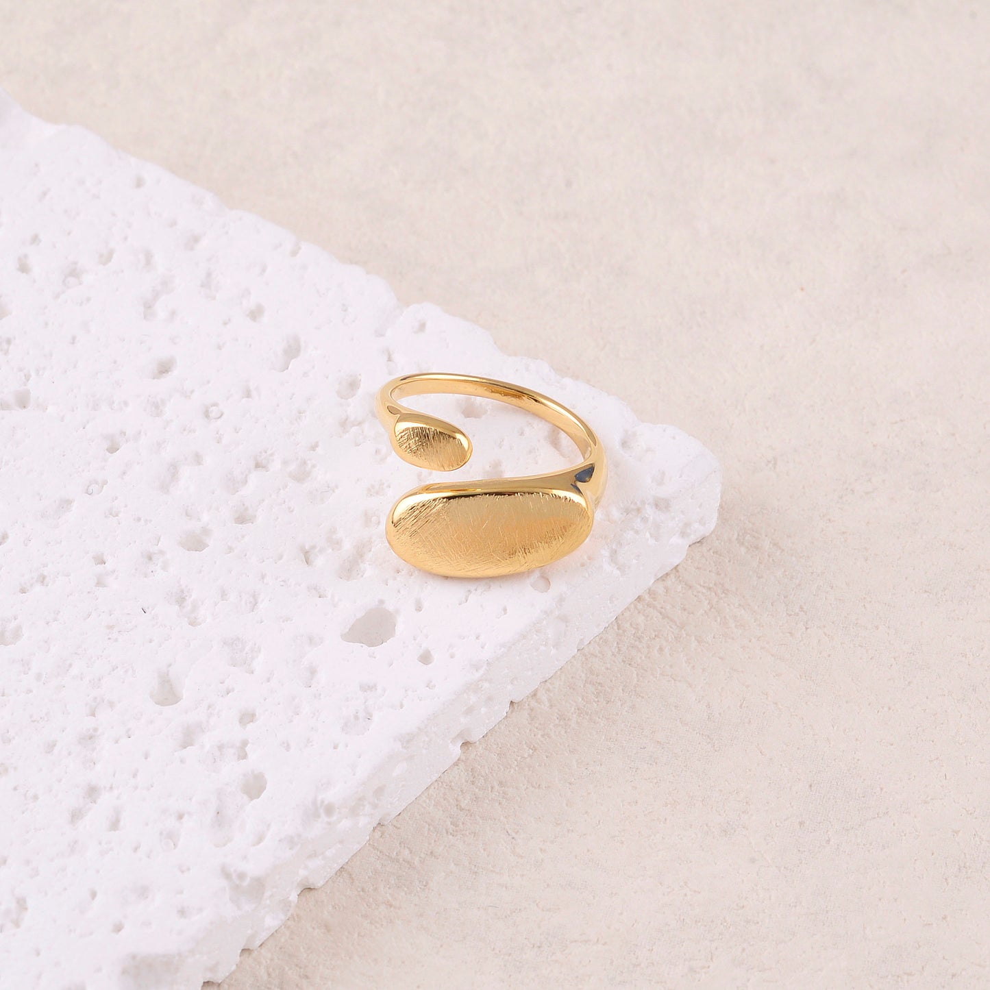 Bague fine avec 2 pièces ovales, effet brossé