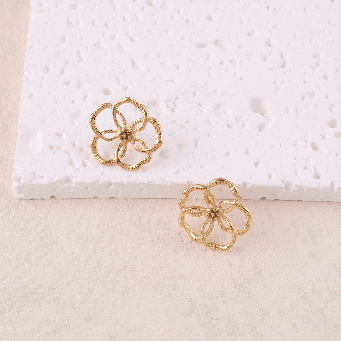 B.O à puce avec fleur ajourée 2,1x 2,1 cm